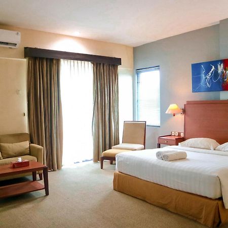 Hotel Mariat Sorong Esterno foto