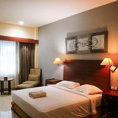 Hotel Mariat Sorong Esterno foto