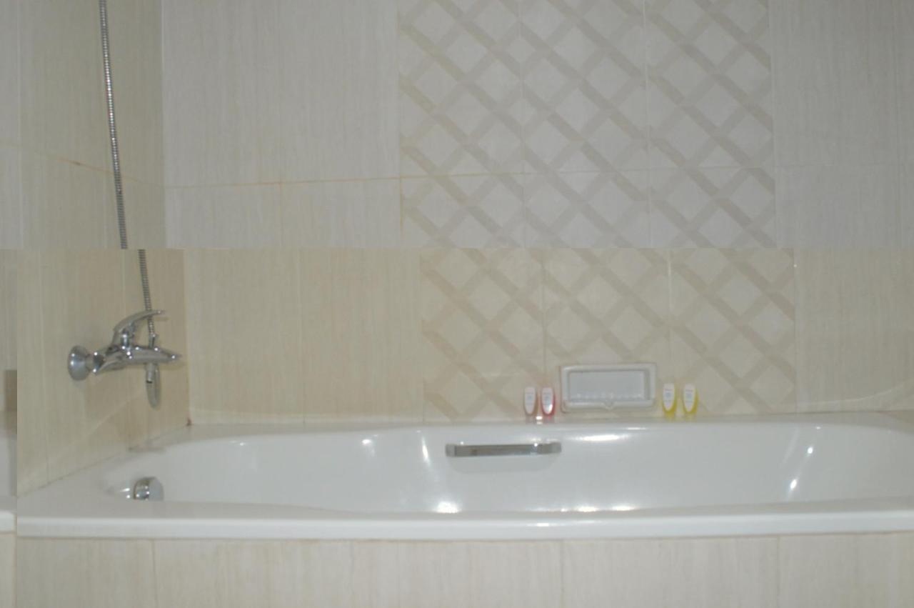 Hotel Mariat Sorong Esterno foto