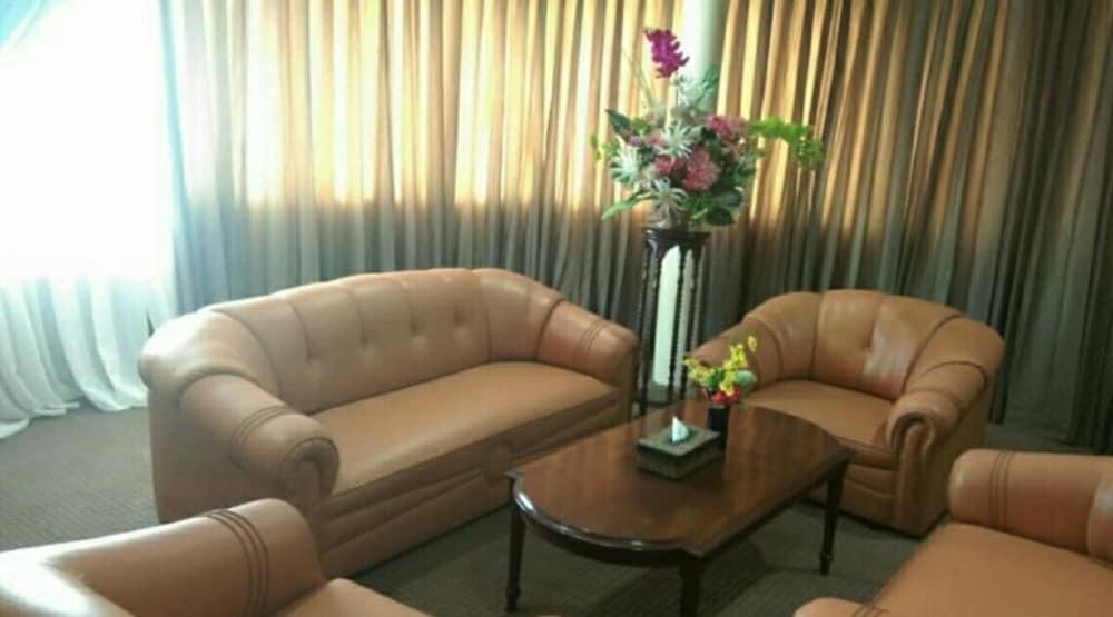 Hotel Mariat Sorong Esterno foto