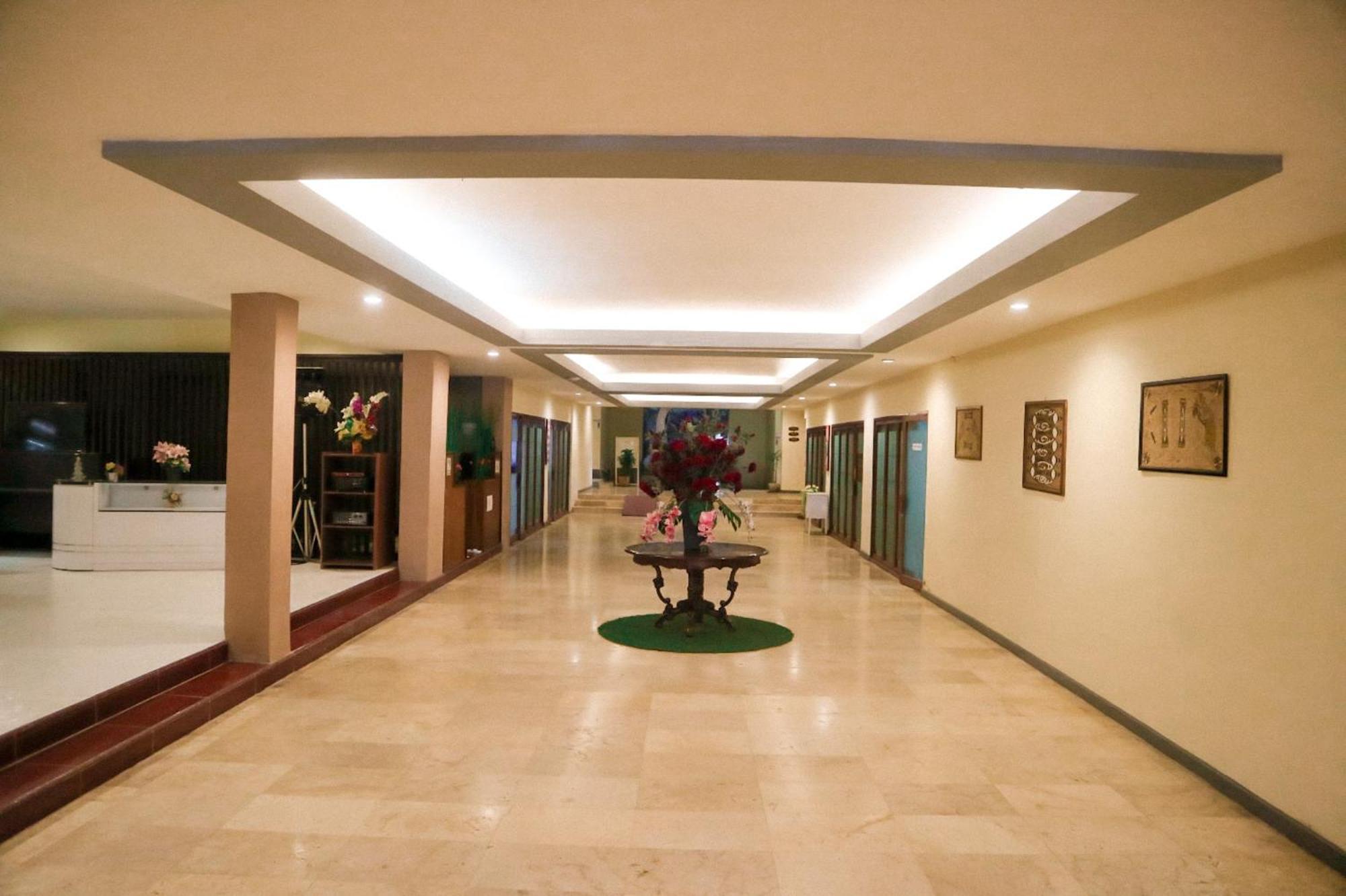 Hotel Mariat Sorong Esterno foto
