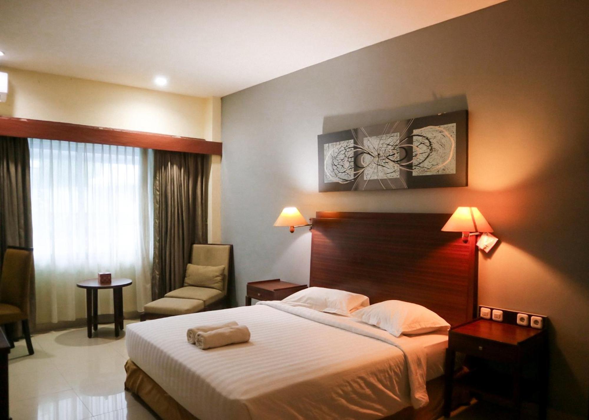 Hotel Mariat Sorong Esterno foto