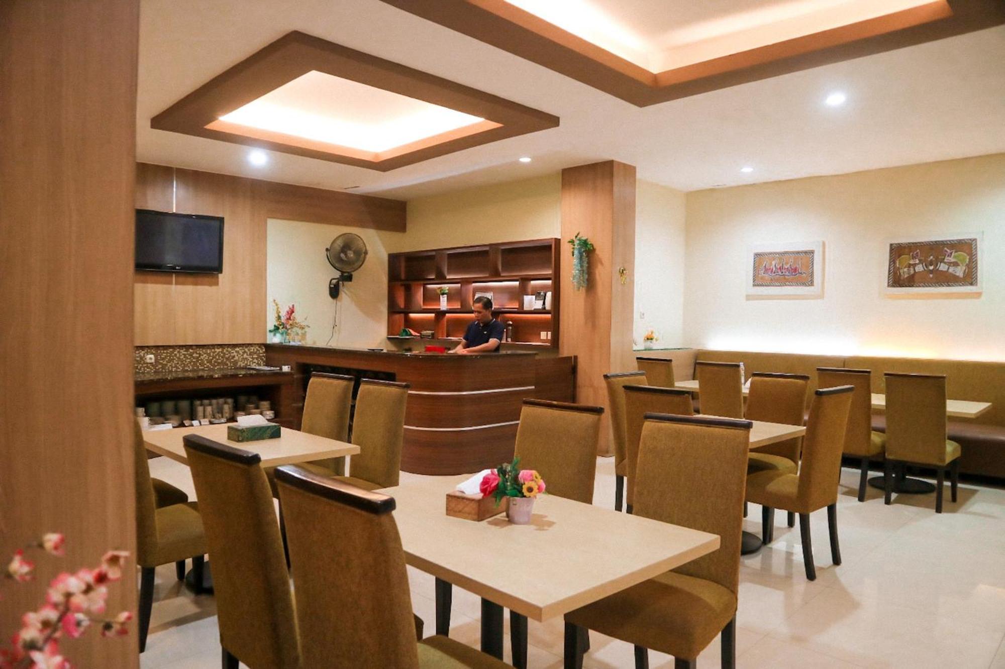 Hotel Mariat Sorong Esterno foto