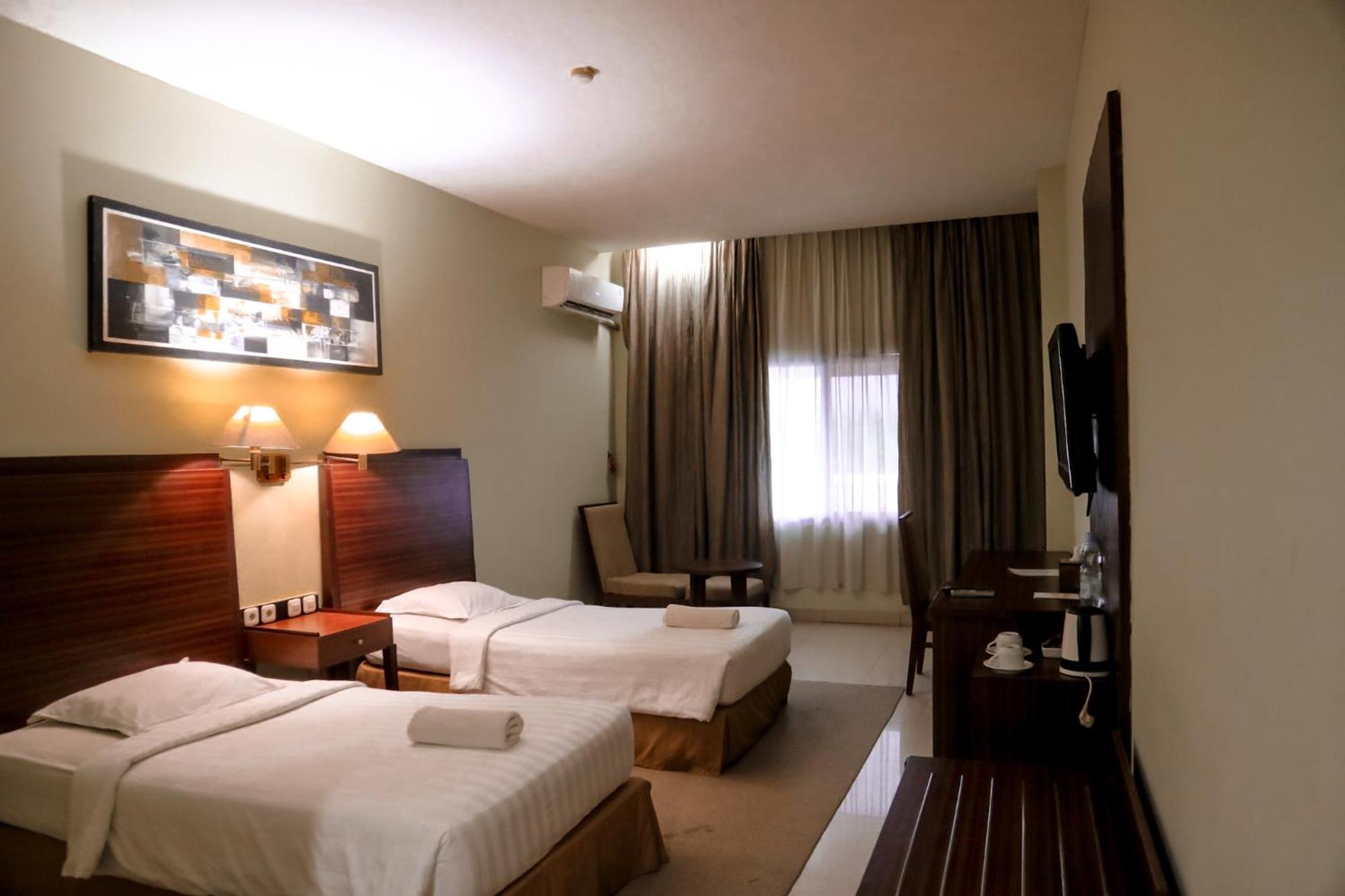Hotel Mariat Sorong Esterno foto