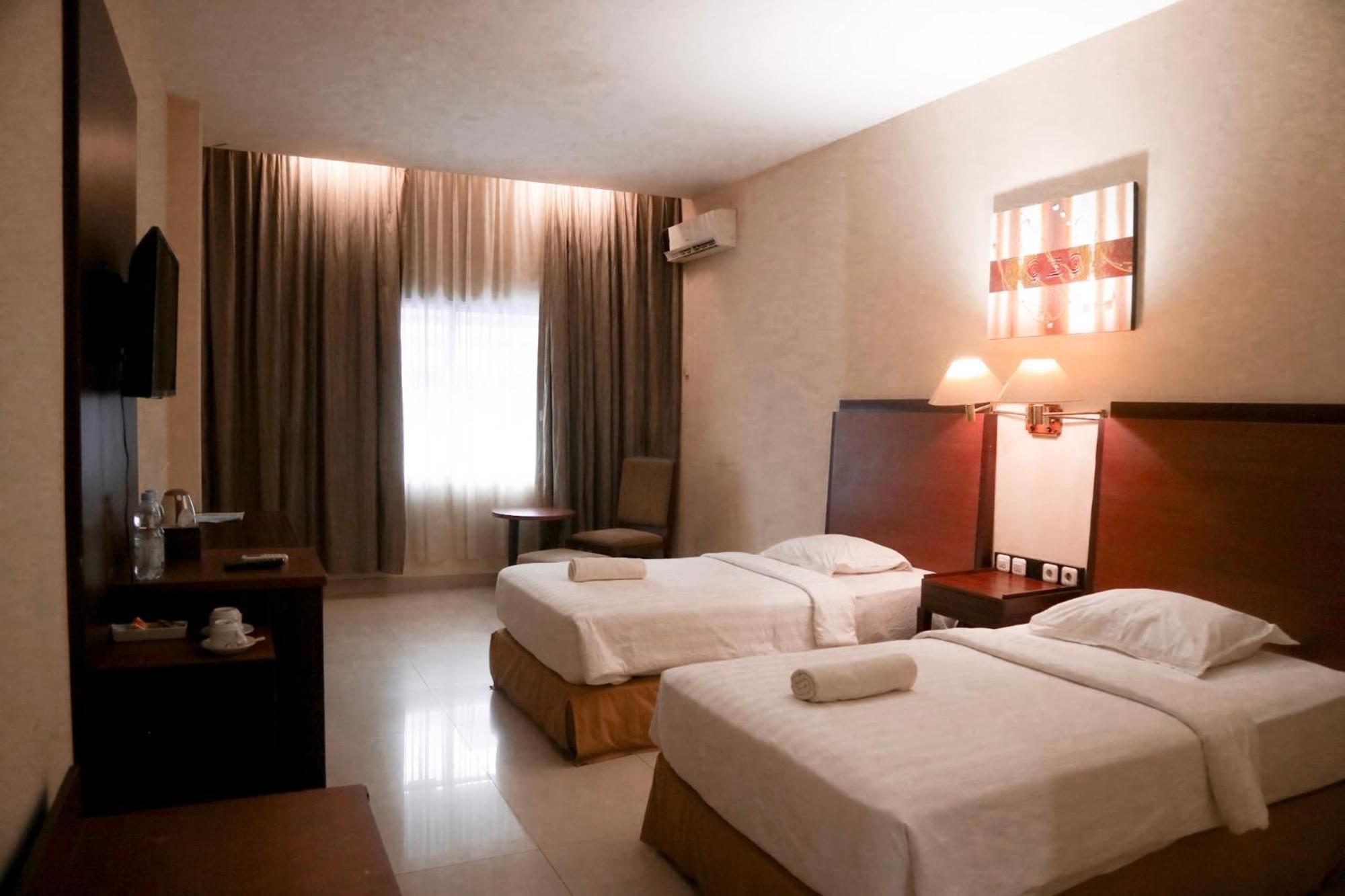 Hotel Mariat Sorong Esterno foto