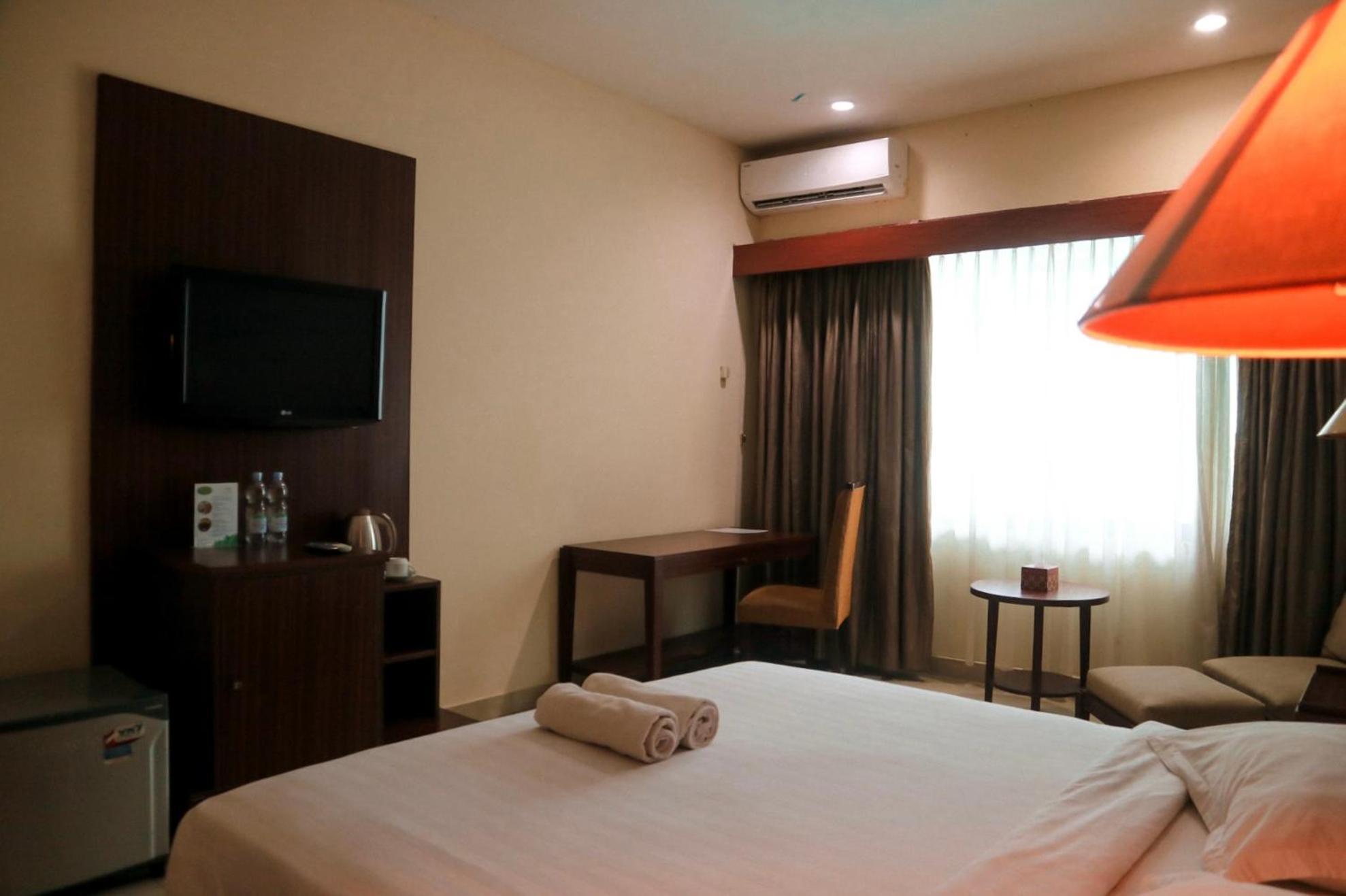 Hotel Mariat Sorong Esterno foto